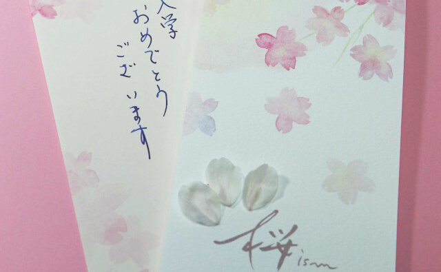 日本人の象徴、サクラに彩られた「グラフィーロ 桜ism 一筆箋」